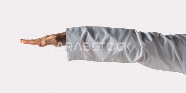 صورة لرجل من الخليج العربي يقوم بإيماءات مختلفة بيده ، تحديد طول ، تحديد فترة زمنية ، تحديد مستوى، خلفية بيضاء