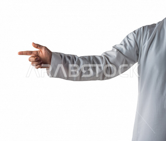 بورتريه لرجل خليجي سعودي يقوم بايماءات يد مختلفة، يشير باصبع السبابة، النقر والضغط، حركة اصبع واشارات، خلفية بيضاء