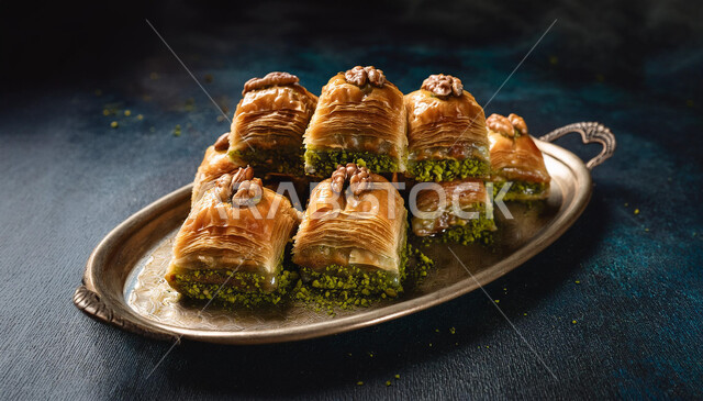 حلى سعودي بالفستق والمكسرات، طبق من الحلويات العربية الشرقية، مأكولات غنية بالسكريات والسعرات الحرارية، قطع البقلاوة الشهية، كرم الضيافة في المملكة العربية السعودية, منتجات محلية وطنية