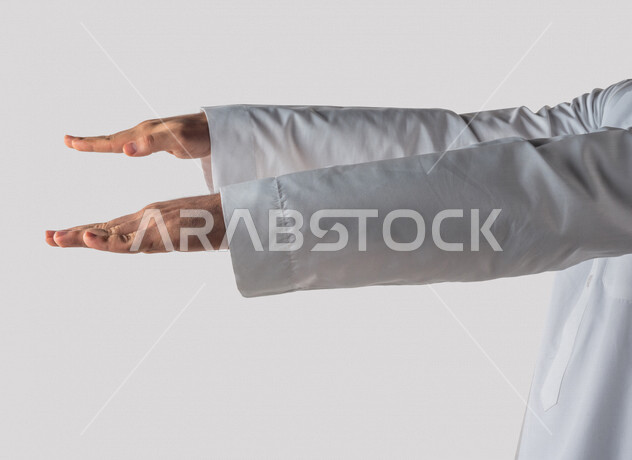 صورة لرجل من الخليج العربي يقوم بإيماءات مختلفة بيده ، تحديد طول ، تحديد فترة زمنية ، تحديد مستوى، خلفية بيضاء