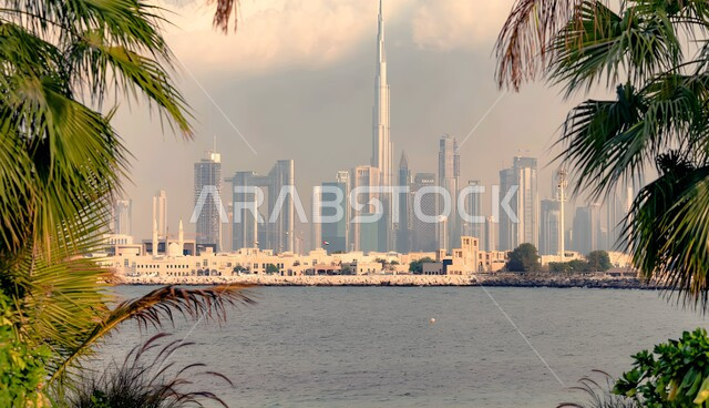 الفن الهندسي المعماري على الطراز الحديث للأبراج وناطحات السحاب، برج خليفة في مدينة دبي في وقت النهار على الساحل، جذب واستقطاب السياح من انحاء العالم، الاهتمام بالتشجير وزراعة النبات الخضراء، المعالم والأماكن السياحية المشهورة