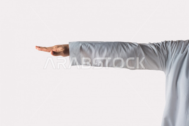 صورة لرجل من الخليج العربي يقوم بإيماءات مختلفة بيده ، تحديد طول ، تحديد فترة زمنية ، تحديد مستوى، خلفية بيضاء