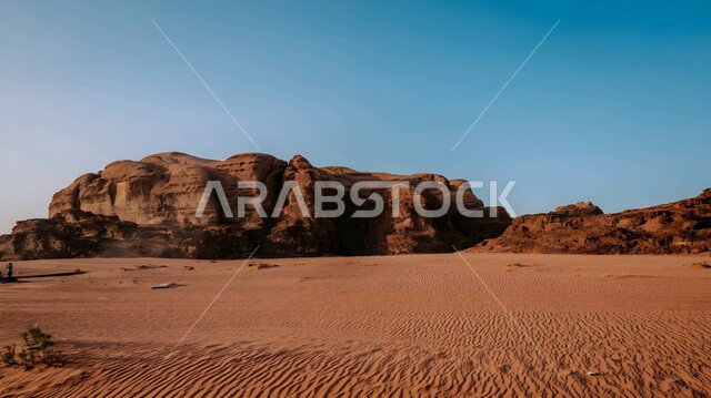 التكوينات و التشكيلات الصخرية في صحراء المملكة العربية السعودية، مناطق البادية والبيئة الطبيعية الصحراوية في وقت النهار, الهضاب و التلال من الرمال الناعمة الذهبية، المرتفعات و التضاريس والقمم الجبلية