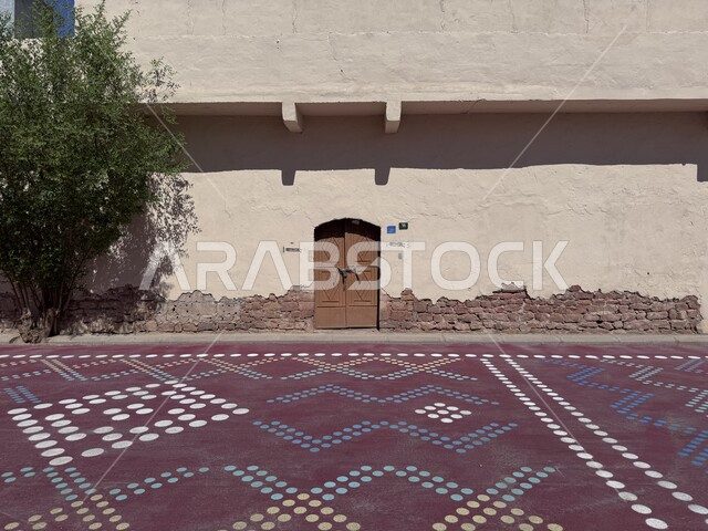 الفن الهندسي المعماري على الطراز القديم للبيوت والمنازل الطينية الشعبية التراثية التقليدية في بلدة العلا القديمة في النهار، العراقة والحضارة العربية الاصيلة, القرى السياحية العالمية في السعودية