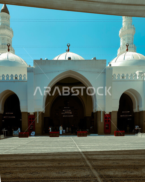 الفن الهندسي المعماري المتميز والديكورات الاسلامية على الطراز الحديث، مآذن و قبب مسجد قباء في المدينة المنورة في النهار، معالم و أماكن دينية مقدسة في المملكة العربية السعودية، دعوة المسلمين لإقامة الصلوات على وقتها، مفهوم العبادة والتقرب الى الله