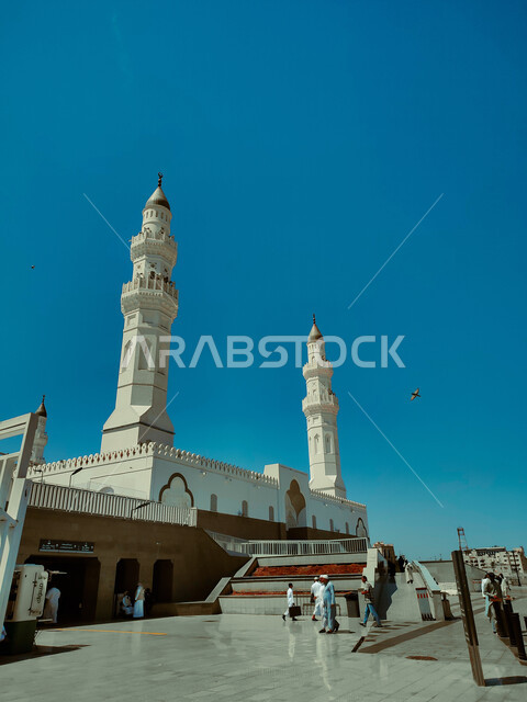 الفن الهندسي المعماري المتميز والديكورات الاسلامية على الطراز الحديث، مآذن و قبب مسجد قباء في المدينة المنورة في النهار، معالم و أماكن دينية مقدسة في المملكة العربية السعودية، دعوة المسلمين لإقامة الصلوات على وقتها، مفهوم العبادة والتقرب الى الله