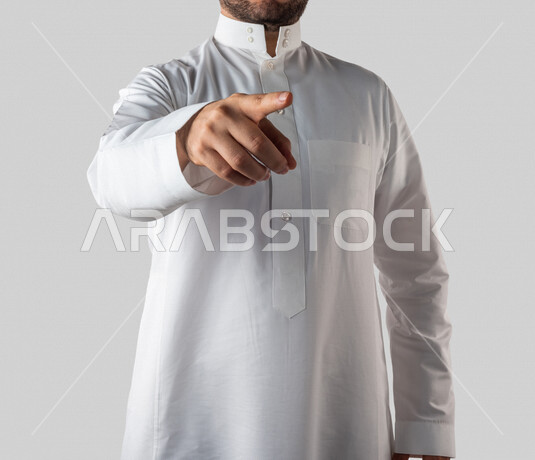 بورتريه لرجل خليجي سعودي يقوم بايماءات يد مختلفة، يشير باصبع السبابة، النقر والضغط، حركة اصبع واشارات، خلفية بيضاء