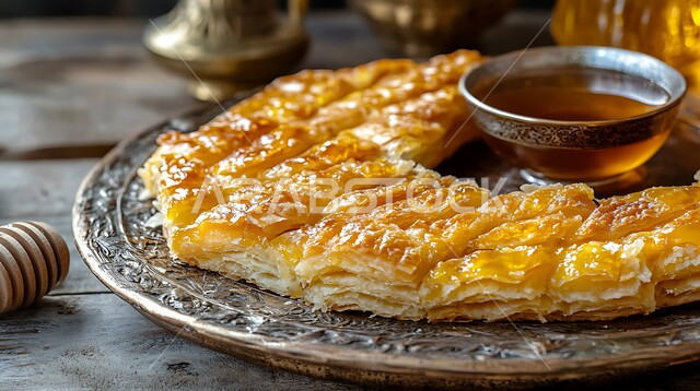 طبق من حلوى المطبق المزين بالعسل , فنون التقديم في مطاعم ومطابخ المملكة العربية السعودية, وصفات أطباق التحلية الشهية, الأكلات الغنية بالسكريات و السعرات الحرارية, الحلويات الشرقية المشهورة, الحلى العربي التقليدي اللذيذ