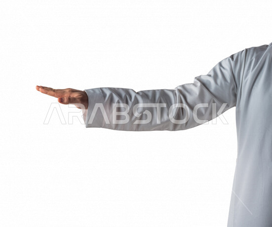 صورة لرجل من الخليج العربي يقوم بإيماءات مختلفة بيده ، تحديد طول ، تحديد فترة زمنية ، تحديد مستوى، خلفية بيضاء