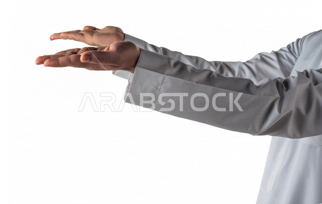 بورتريه لرجل خليجي سعودي يقوم بايماءات يد مختلفة، يفتح يديه لعرض شيء ما، يحمل شيء بين يديه، رفع و حمل شيء ما، اشاره الامساك، خلفية بيضاء