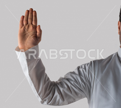 بورتريه ليد رجل خليجي سعودي يقوم بايماءات يد مختلفة ، ايماءة يده تدل على المنع والتوقف عن فعل شيء ، خلفية بيضاء