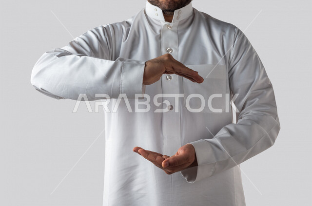 بورتريه لرجل عربي خليجي سعودي بايماءات يد مختلفة، يحمل شيء بين يديه، رفع و حمل شيء ما، اشارة الامساك، خلفية بيضاء