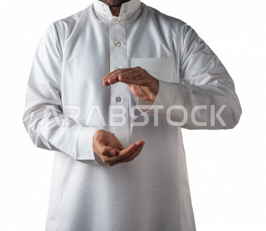 بورتريه لرجل عربي خليجي سعودي بايماءات يد مختلفة، يحمل شيء بين يديه، رفع و حمل شيء ما، اشارة الامساك، خلفية بيضاء
