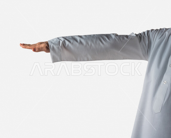 صورة لرجل من الخليج العربي يقوم بإيماءات مختلفة بيده ، تحديد طول ، تحديد فترة زمنية ، تحديد مستوى، خلفية بيضاء