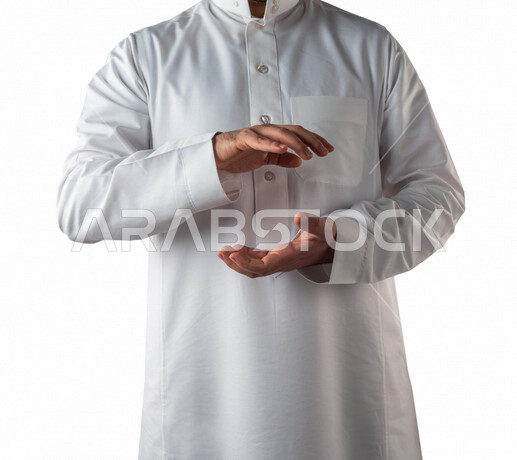 بورتريه لرجل عربي خليجي سعودي بايماءات يد مختلفة، يحمل شيء بين يديه، رفع و حمل شيء ما، اشارة الامساك، خلفية بيضاء