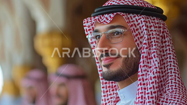  مفهوم الاناقة والاهتمام بالمظهر الخارجي, صورة مقربة لرجل عربي خليجي سعودي مبتسم يرتدي الثوب التقليدي والشماغ والنظارات الطبية ينظر الى مكان ما، ايماءات الثقة بالفس والسرور