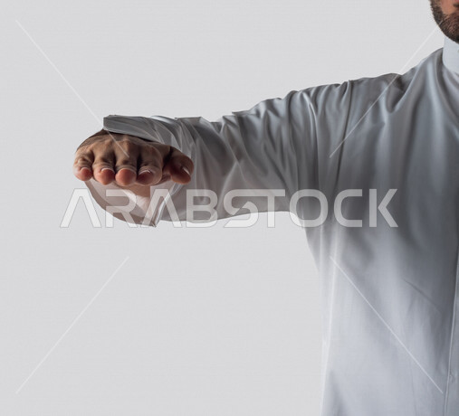 صورة لرجل من الخليج العربي يقوم بإيماءات مختلفة بيده ، تحديد طول ، تحديد فترة زمنية ، تحديد مستوى، خلفية بيضاء