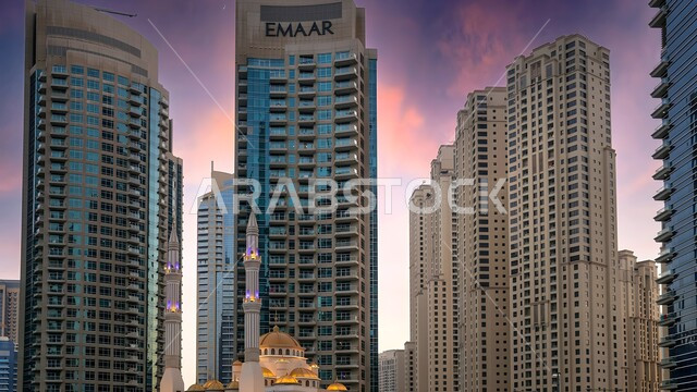 الفن الهندسي المعماري على الطراز الحديث للأبراج وناطحات السحاب، برج لشركة اعمار في مدينة دبي في وقت النهار، جذب واستقطاب السياح من انحاء العالم، الواجهة السياحية في الامارات العربية المتحدة، المعالم والأماكن السياحية المشهورة