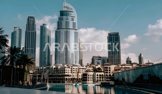 برج لشركة اعمار في مدينة دبي في وقت النهار، الفن الهندسي المعماري على الطراز الحديث للأبراج وناطحات السحاب، جذب واستقطاب السياح من انحاء العالم، الواجهة السياحية في الامارات العربية المتحدة، المعالم والأماكن السياحية المشهورة