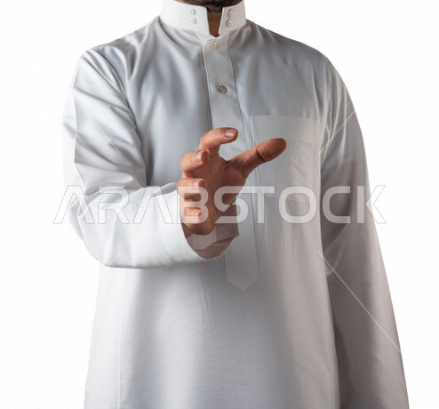 بورتريه ليد رجل خليجي سعودي يقوم بايماءات يد مختلفة، التقاط شيء ما، اشاره الامساك، خلفية بيضاء