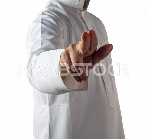 بورتريه لرجل خليجي سعودي يرتدي الزي الخليجي التقليدي ،يقوم بايماءات يد مختلفة ، يشير بيده لشيء ما ، خلفية بيضاء