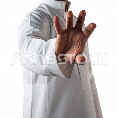 بورتريه ليد رجل خليجي سعودي يقوم بايماءات يد مختلفة، التقاط شيء ما، اشاره الامساك، خلفية بيضاء