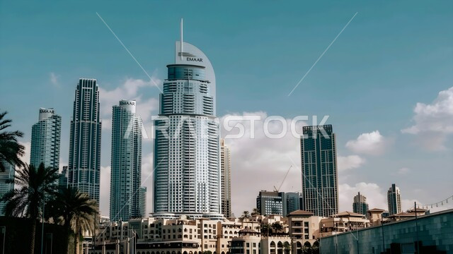 جذب واستقطاب السياح من أنحاء العالم، النمو والتطور العمراني على ساحل الخليج، الفن الهندسي المعماري على الطراز الحديث للأبراج وناطحات السحاب في مدينة دبي، معالم وأماكن سياحية مشهورة, المباني والمنشآت السكنية والتجارية في الامارات العربية المتحدة