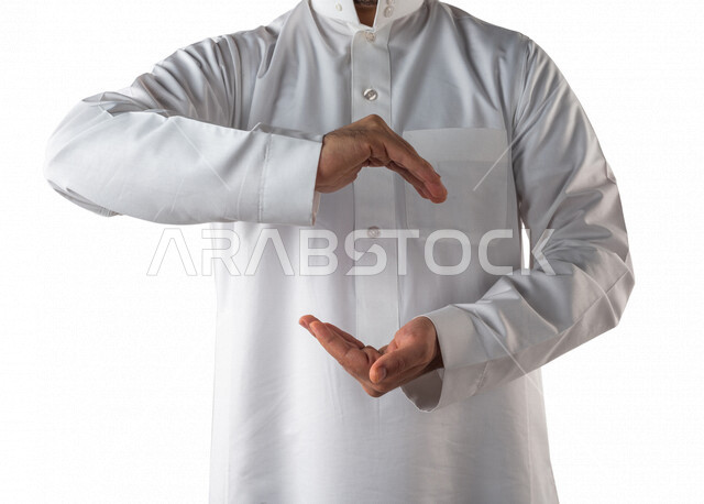 بورتريه لرجل عربي خليجي سعودي بايماءات يد مختلفة، يحمل شيء بين يديه، رفع و حمل شيء ما، اشارة الامساك، خلفية بيضاء