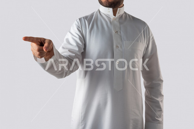 بورتريه لرجل خليجي سعودي يقوم بايماءات يد مختلفة، يشير باصبع السبابة باتجاه ما، النقر والضغط، حركة اصبع واشارات، خلفية بيضاء