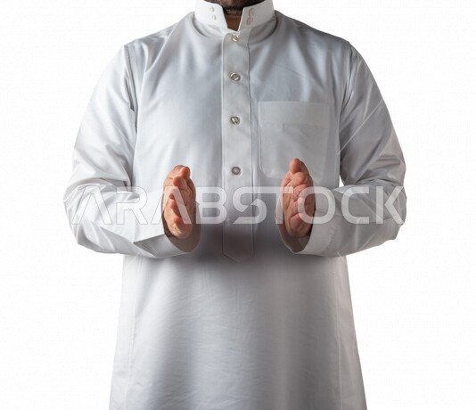 بورتريه لرجل عربي خليجي سعودي بايماءات يد مختلفة، يحمل شيء بين يديه، رفع و حمل شيء ما، اشارة الامساك، خلفية بيضاء