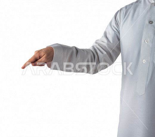 بورتريه لرجل خليجي سعودي يقوم بايماءات يد مختلفة، يشير باصبع السبابة باتجاه ما، النقر والضغط، حركة اصبع واشارات، خلفية بيضاء