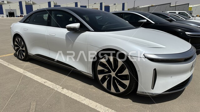 الموديلات الحديثة و المتطورة، استثمار صندوق الاستثمارات العامة في مصنع السيارات الكهربائية، سيارة لوسيد الكهربائية بيضاء اللون، الحد من انبعاث ثاني أكسيد الكربون، المحافظة على البيئة، استعمال الطاقة النظيفة، التقدم التقني والكنولوجي في المملكة العربية السعودية