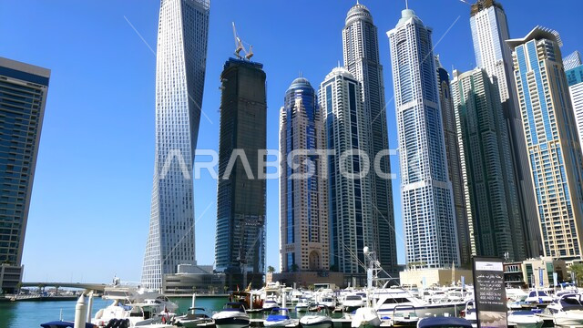 النمو والتقدم الهندسي العمراني على الطراز الحديث للمباني وناطحات السحاب، الفنادق والمنتجعات الفاخرة المطلة على مرسى اليخوت في مارينا دبي على ساحل الخليج العربي, معالم وأماكن سياحية مشهورة في الإمارات العربية المتحدة