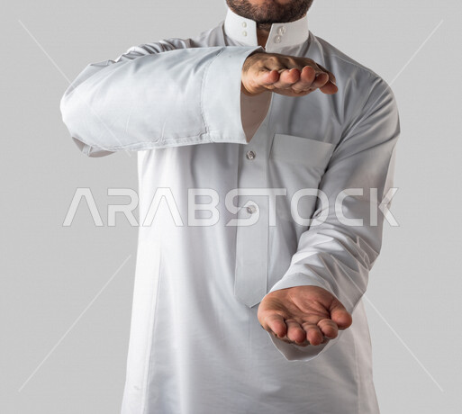 بورتريه لرجل عربي خليجي سعودي بايماءات يد مختلفة، يحمل شيء بين يديه، رفع و حمل شيء ما، اشارة الامساك، خلفية بيضاء