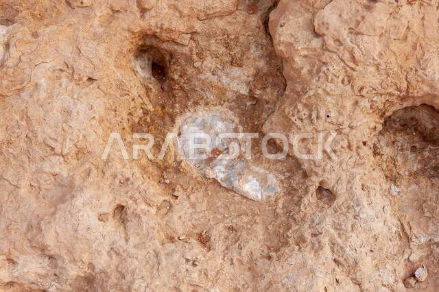 المعالم التاريخية الأثرية القديمة في المملكة العربية السعودية، التضاريس الطبيعية والتكوينات الصخرية في جبال المملكة، شوائب الكوارتز في الحجر الجيري في الخليج