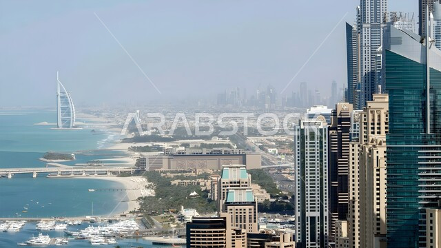 الفن الهندسي المعماري للأبراج وناطحات السحاب، أماكن ومعالم جذب واستقطاب السياح من شتى انحاء العالم، فندق برج العرب في مدينة دبي، النمو والتطور العمراني على ساحل الخليج العربي، الواجهة السياحية في الامارات العربية المتحدة
