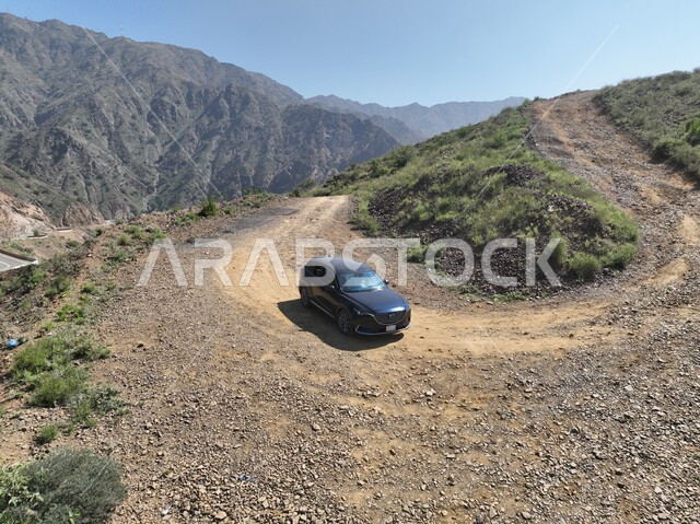 التشكيلات والتكوينات الصخرية في مدينة جازان، الأشجار والنباتات الخضراء المزروعة على جبال القهر, المناظر الطبيعية في الأماكن السياحية في المملكة العربية السعودية، سيارة تسير على طريق جبلي وسط السلاسل والمرتفعات