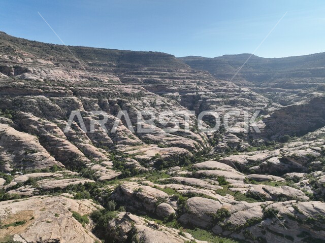 التشكيلات والتكوينات الصخرية في مدينة جازان، النباتات الخضراء المزروعة على جبال القهر, المناظر الطبيعية المتميزة، السلاسل والمرتفعات الجبلية، الأماكن والمعالم السياحية المشهورة في المملكة العربية السعودية