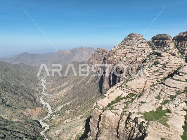 التشكيلات والتكوينات الصخرية في مدينة جازان، النباتات الخضراء المزروعة على جبال القهر, المناظر الطبيعية المتميزة، السلاسل والمرتفعات الجبلية، الأماكن والمعالم السياحية المشهورة في المملكة العربية السعودية