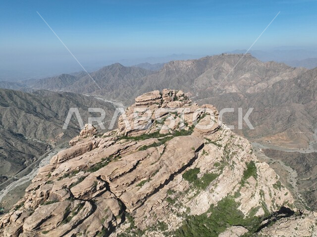 التشكيلات والتكوينات الصخرية في مدينة جازان، النباتات الخضراء المزروعة على جبال القهر, المناظر الطبيعية المتميزة، السلاسل والمرتفعات الجبلية، الأماكن والمعالم السياحية المشهورة في المملكة العربية السعودية