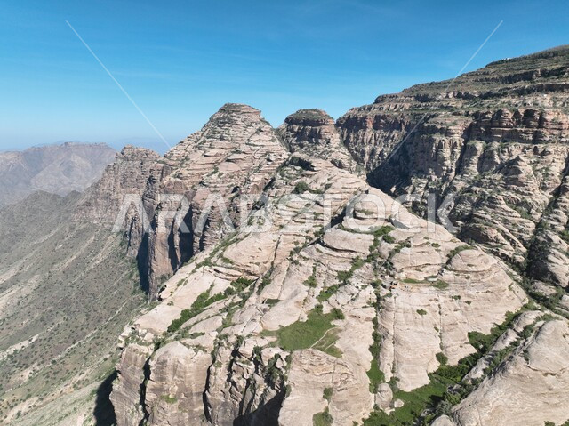 السلاسل والمرتفعات الجبلية، التشكيلات والتكوينات الصخرية في مدينة جازان، النباتات الخضراء المزروعة على جبال القهر, المناظر الطبيعية المتميزة، الأماكن والمعالم السياحية المشهورة في المملكة العربية السعودية