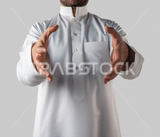 بورتريه لرجل عربي خليجي سعودي بايماءات يد مختلفة، يحمل شيء بين يديه، رفع و حمل شيء ما، اشارة الامساك، خلفية بيضاء