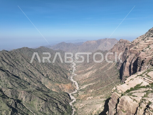 السلاسل والمرتفعات الجبلية، التشكيلات والتكوينات الصخرية في مدينة جازان، النباتات الخضراء المزروعة على جبال القهر, المناظر الطبيعية المتميزة، الأماكن والمعالم السياحية المشهورة في المملكة العربية السعودية