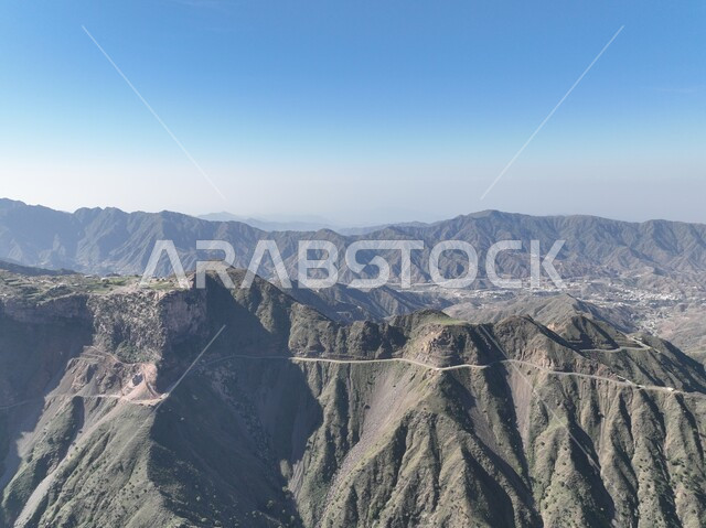 المرتفعات و السلاسل الجبلية، التشكيلات والتكوينات الصخرية في مدينة جازان، النباتات الخضراء المزروعة على جبال القهر, المناظر الطبيعية المتميزة، الأماكن والمعالم السياحية المشهورة في المملكة العربية السعودية