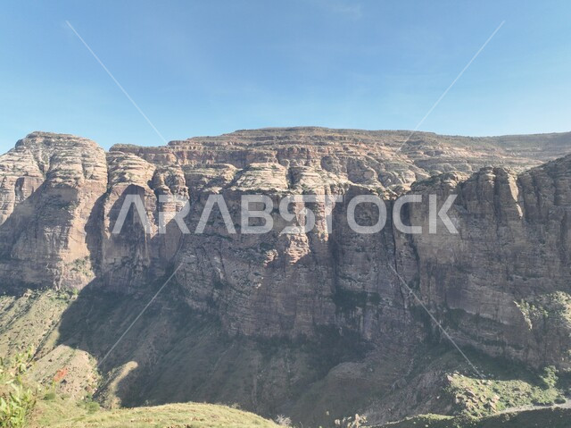 النباتات الخضراء المزروعة على جبال القهر, التكوينات و التشكيلات الصخرية في مدينة جازان، المرتفعات و السلاسل الجبلية، المناظر الطبيعية المتميزة، الأماكن والمعالم السياحية المشهورة في المملكة العربية السعودية