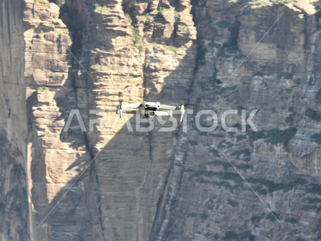 طائرة بددون طيار تقوم بتصوير التكوينات و التشكيلات الصخرية على جبال القهر في مدينة جازان، المرتفعات و السلاسل الجبلية، المناظر الطبيعية المتميزة، الأماكن والمعالم السياحية المشهورة في المملكة العربية السعودية