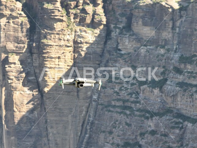 طائرة بددون طيار تقوم بتصوير التكوينات و التشكيلات الصخرية على جبال القهر في مدينة جازان، المرتفعات و السلاسل الجبلية، المناظر الطبيعية المتميزة، الأماكن والمعالم السياحية المشهورة في المملكة العربية السعودية
