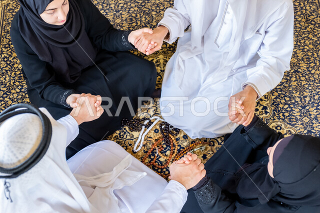 الاستمتاع بقضاء أوقات دينية مع الأبناء في أجواء هادئة, علاقات أسرية ناجحة وسعيدة، عائلة عربية سعودية خليجية تمسك بأيدي بعضها البعض، مفهوم التسبيح والتهليل، الإجتهاد في العباده والتقرب الى الله