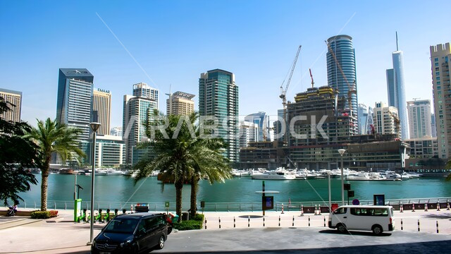 الفن الهندسي المعماري الحديث للمولات وناطحات السحاب الشاهقة، أبراج شركة إعمار العقارية المطلة على البحر، الواجهة السياحية في الإمارات العربية المتحدة، مراكز التسوق والمتاجر الفاخرة، مبنى دبي مارينا مول بإمارة دبي، أماكن الأنشطة العائلية الترفيهية