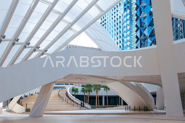 الفنون والتصاميم الهندسية المعمارية المتطورة للمعالم والأماكن السياحية في مدينة الرياض, الأبراج المالية والمنشآت الاقتصادية في وقت النهار، مركز الملك عبد الله المالي (كافد)، النمو والتطور العمراني لناطحات السحاب والمباني